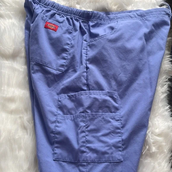 Bundle of 2 scrub tops and 1 scrub pants - Picture 15 of 16